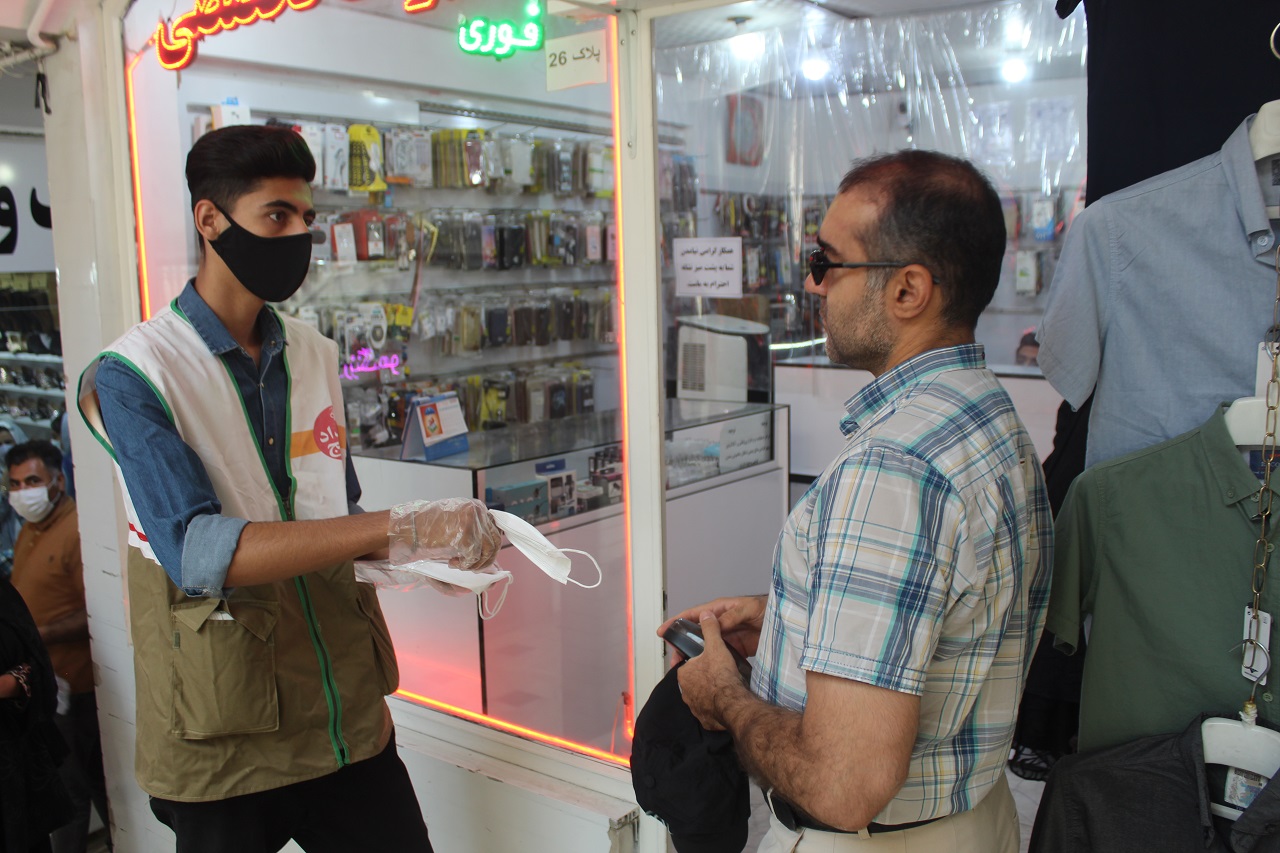 اهدای ماسک به بازاریان و مردم,خراسان شمالی+بجنورد+کرونا+ماسک+بسیج اصناف